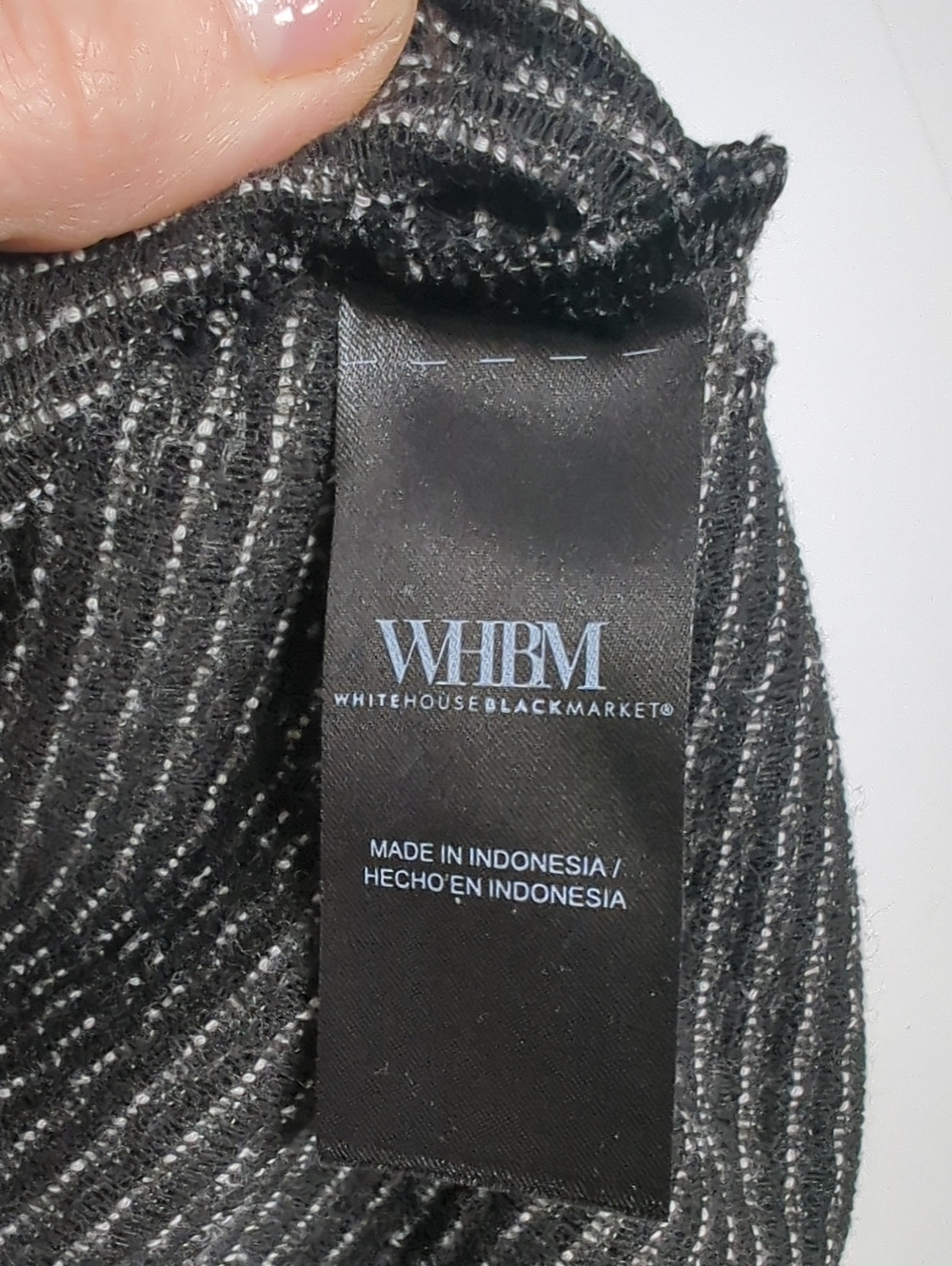 White House Black Market WHBM Black White Textured V-Neck Top Size XS - Picture 5 of 7